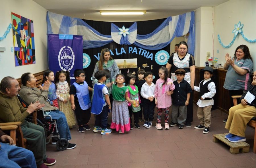 El Jardín de Infantes N° 1 celebró el 25 de Mayo junto a los residentes de la institución «Dr. Braulio Zumalacarregui»
