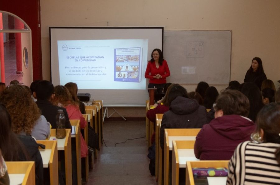 Continúan las jornadas de trabajo territorial sobre la Guía «Escuelas que acompañan en comunidad» en Río Turbio