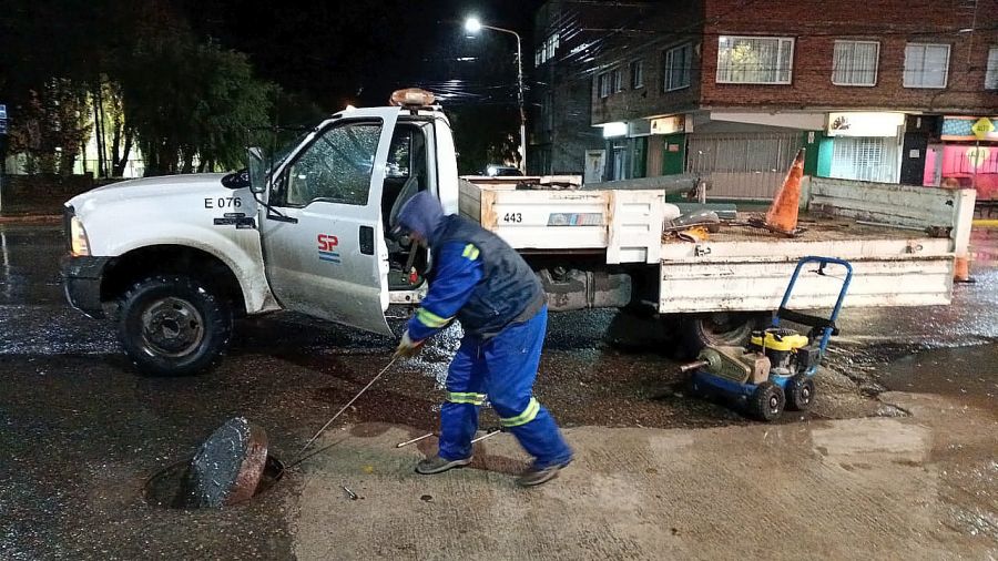 Desborde por lluvia: SPSE recordó que el Municipio de Río Gallegos descarga pluviales en el sistema cloacal provincial y que, por convenio debe actuar en la contingencia